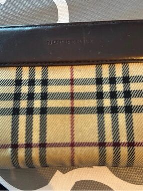 Authentic Burberry vintage wallet w/ the iconic beige Nova Check.  3 MORE DAYS